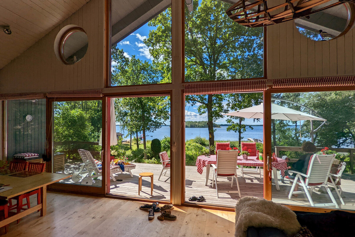 Stora fönster mot sjösidan