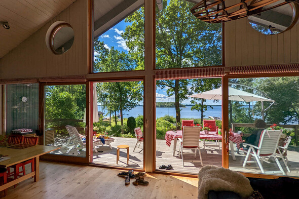 Stora fönster mot sjösidan