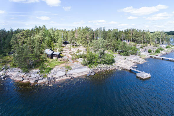 Underbar känsla med släta klippor, brygga, huvudbyggnad, två gästhus, bastu och båthus