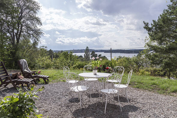 När Skarpöborgshöjden bebyggdes runt förra sekelskiftet placerades villorna medvetet högt upp i den kuperade terrängen för att ge betraktaren ett långt perspektiv över landskapet.