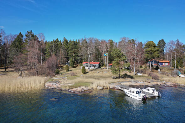 Ljuvlig uddliknande tomt med fina klippor