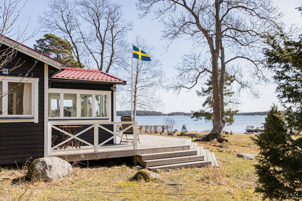 Huvudbyggnaden har altan längs med hela sjösidan