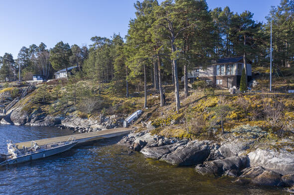 Bra brygga, strand och klippor