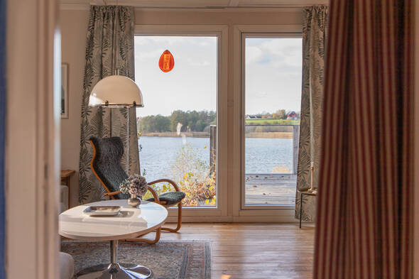 Utgång till altanen som sträcker sig längs med långsidan