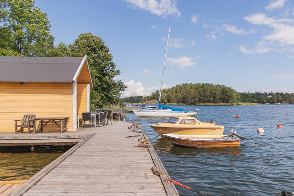 Båtplats och bastu ett stenkast från huset