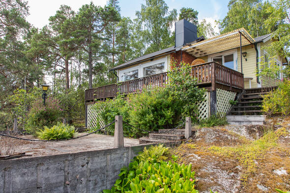 Huset ligger högt och fritt