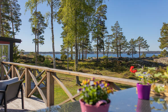 Sjöutsikt från både hus, altan och tomte