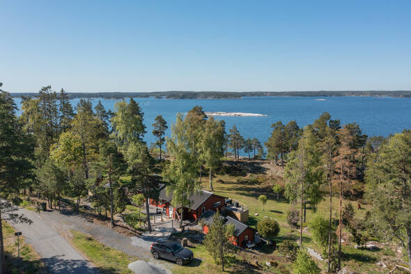 Hörntomt med sjöutsikt och fritt läge