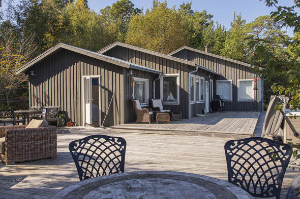Vackert skärgårdshus med stora altaner