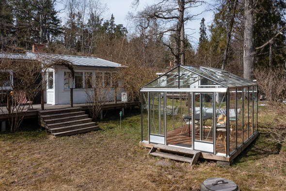 Stuga och växthus