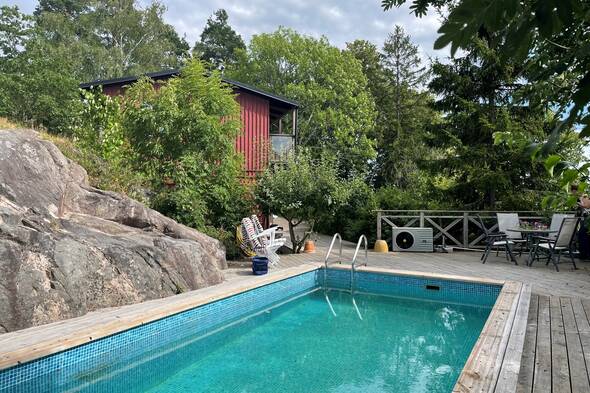 Pool mellan husen