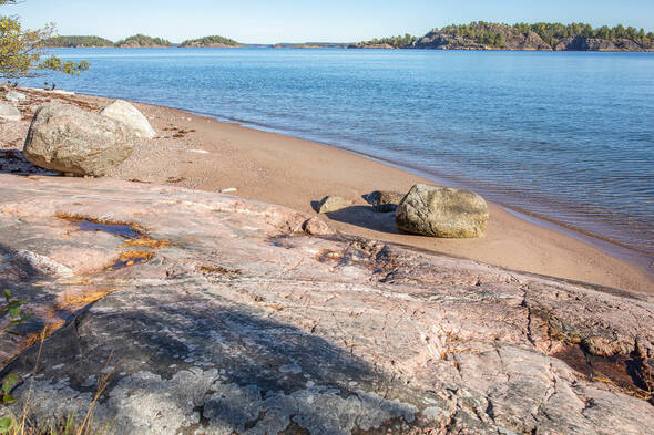 Klippor och sandstrand