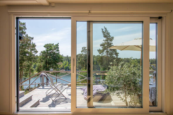 Stora skjutdörrar ut till terrassen