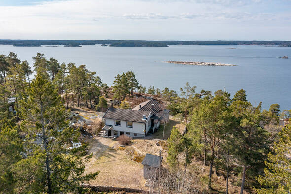 Vidsträckt sjöutsikt och kvällssol