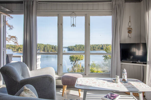 Stora fönster mot sjösidan