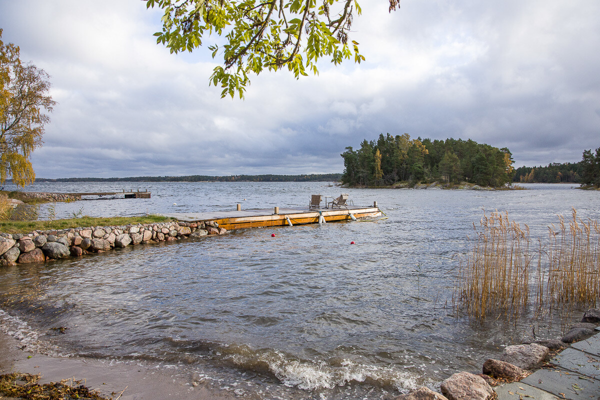 Brygga , strand och udden med bastun