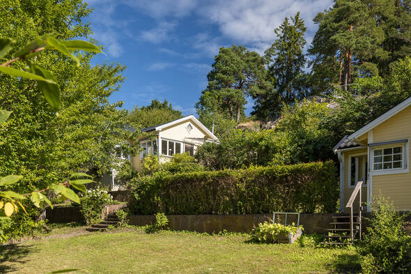 Hus och gästhus på grönskande tomt
