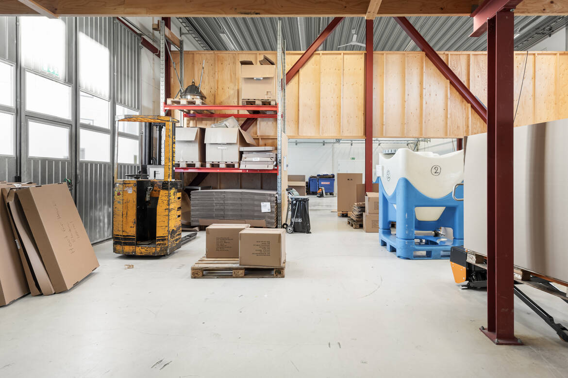 Lager/verkstad/produktion med 2 stora lastportar