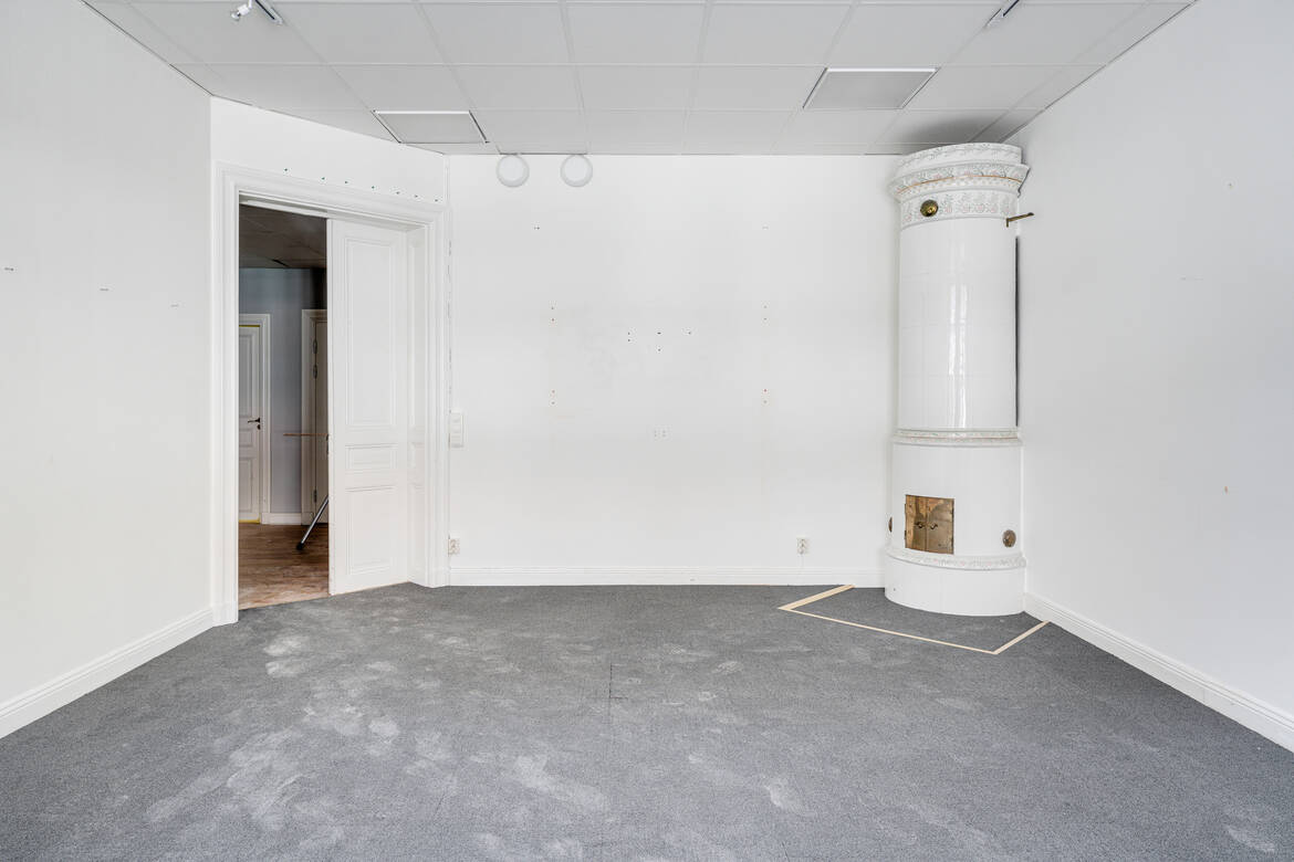 Stort rum med kakelugn