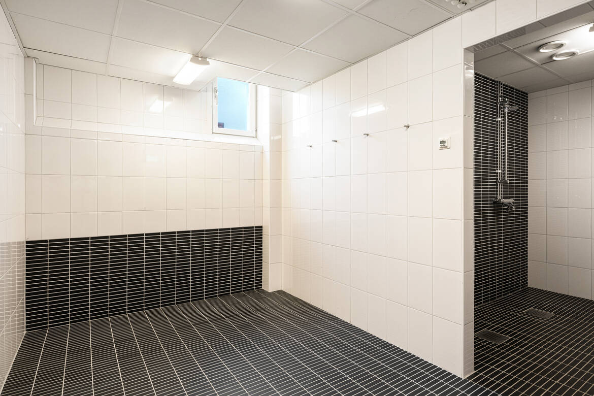 Omklädningsrum med dusch