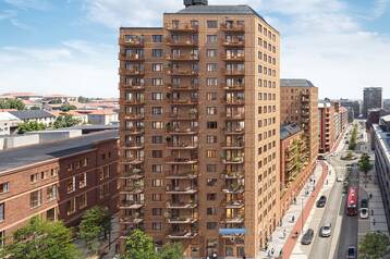 Hörnbutik med stora skyltfönster mot park