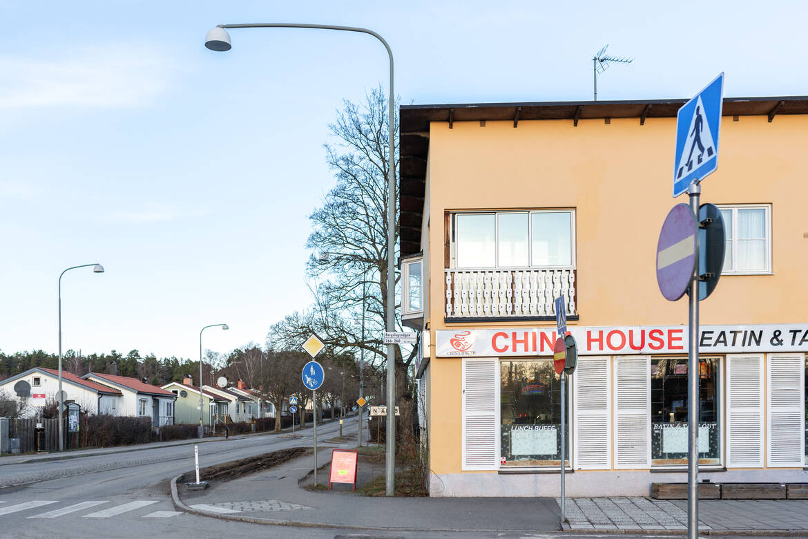 Utvändigt - fastighetens gavel mot Bällstavägen/Bergslagsvägenmot