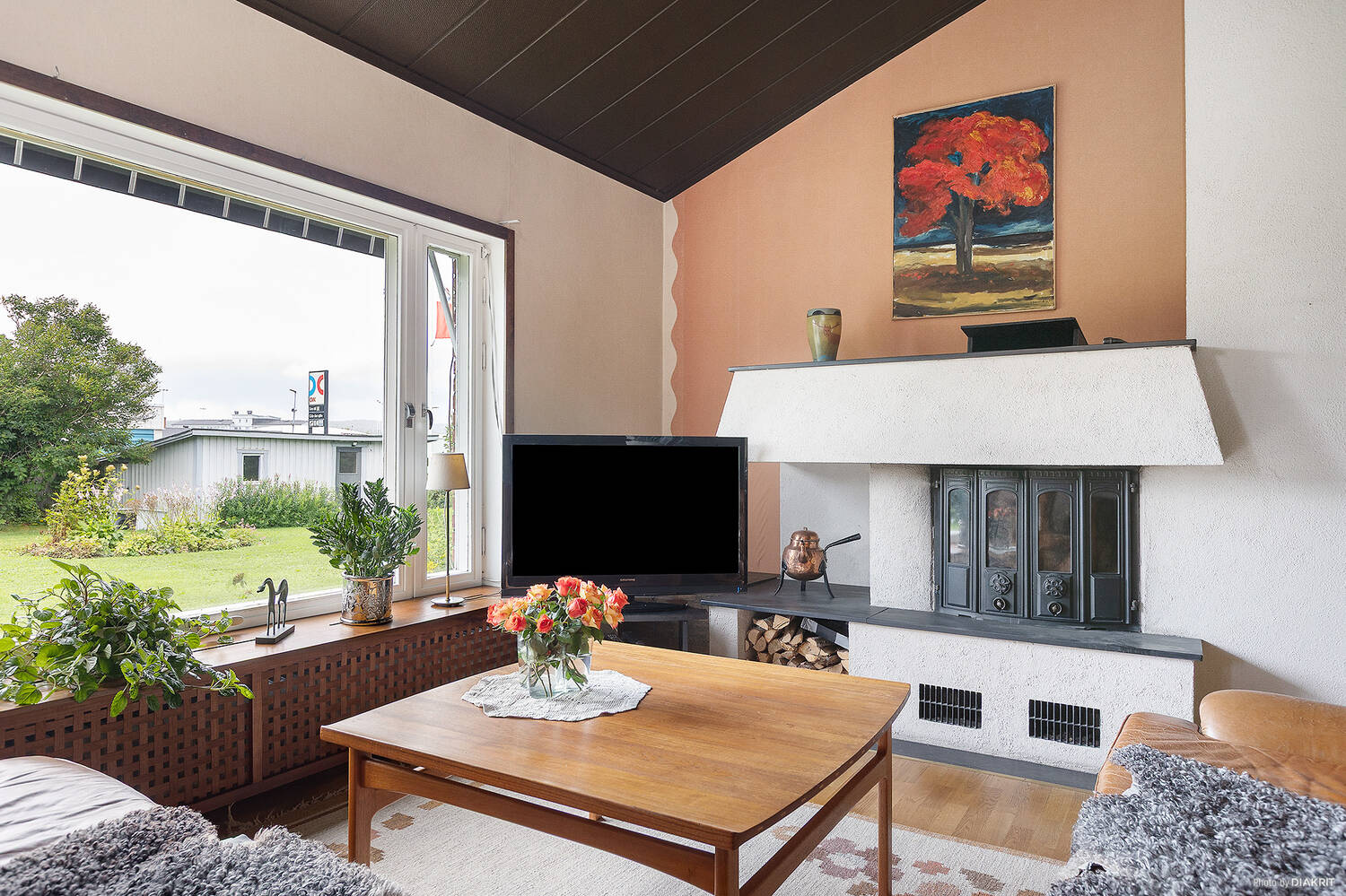 Vardagsrum med öppen spis och insats (Entréplan)