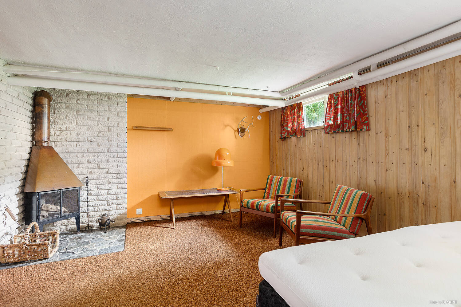 Gillestuga/ Hobbyrum med braskamin (Källarplan)