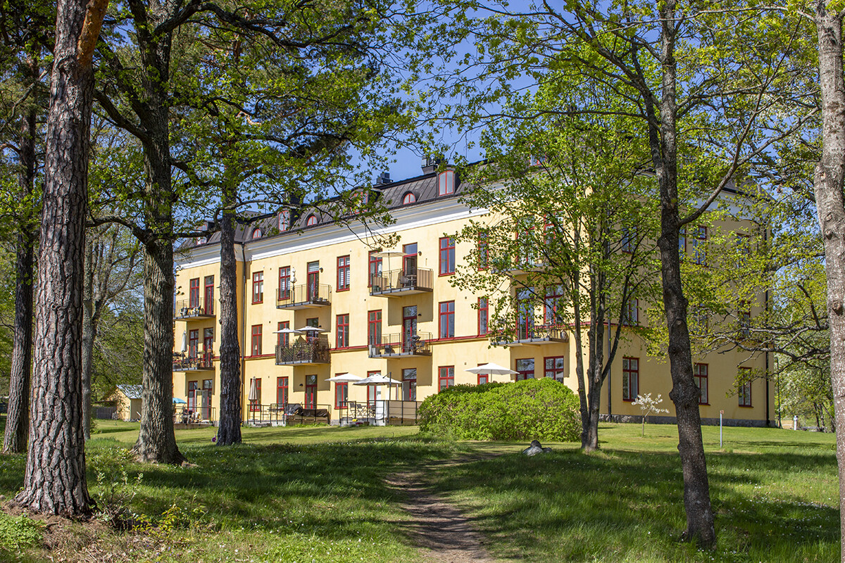 Fasaden sett från den parkliknande omgivningen
