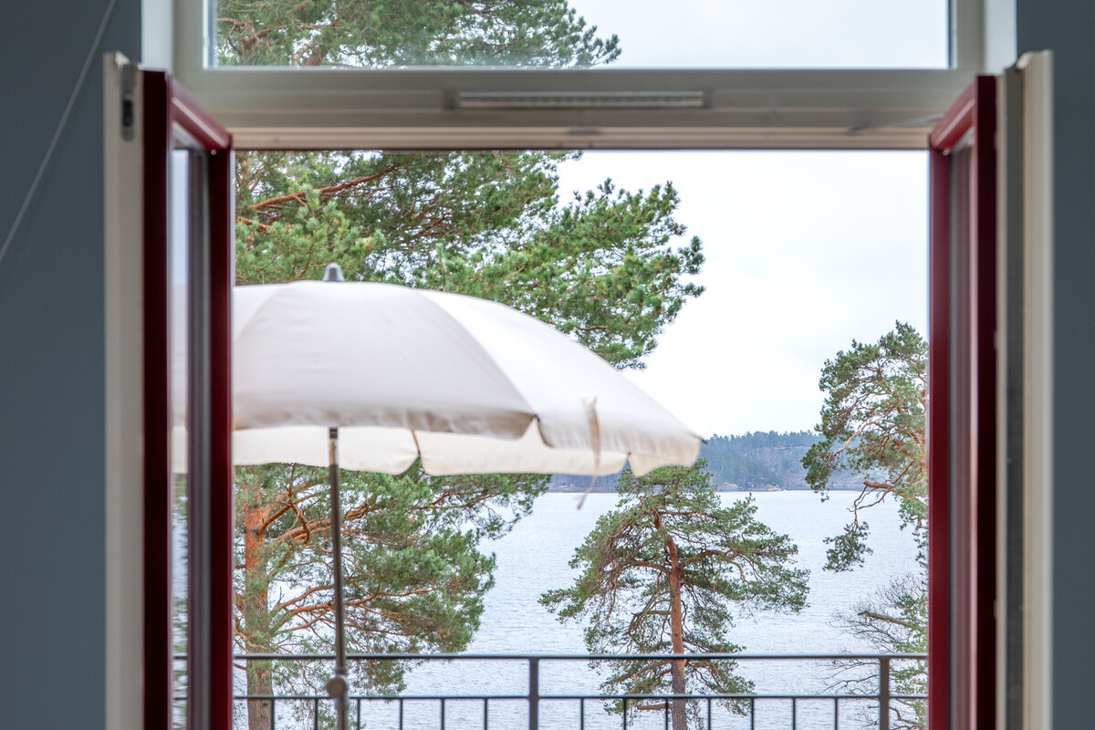 Vy från vardagsrum mot Solöfjärden