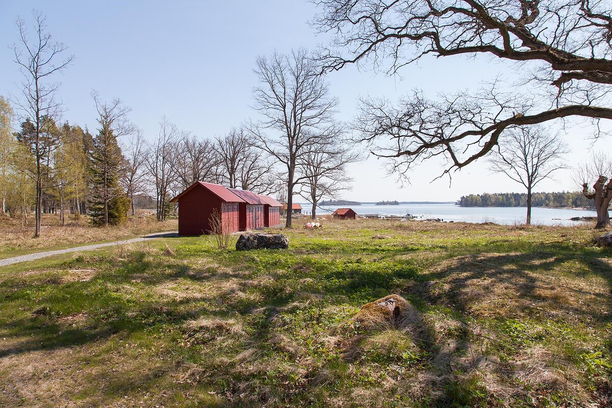 Förråd i sjöbod för flytvästar och fiskeredskap ingår