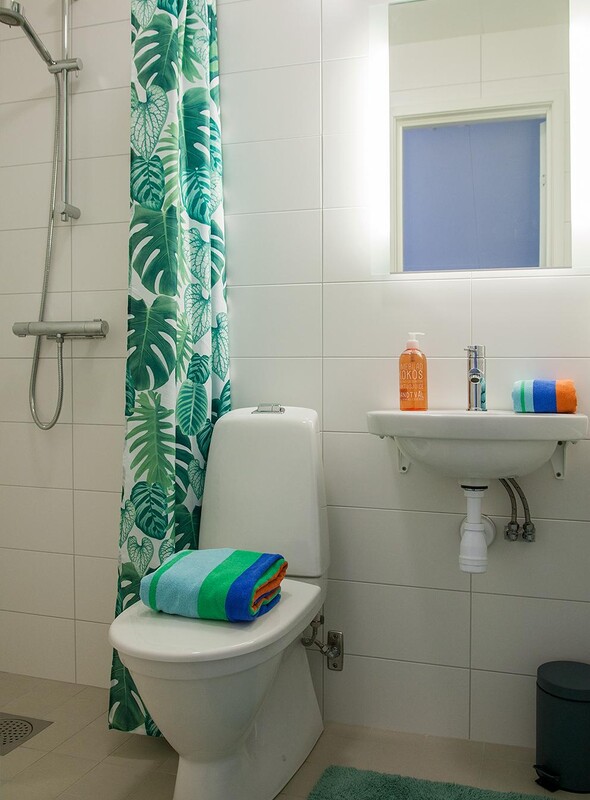 På övre plan finns ett duschrum