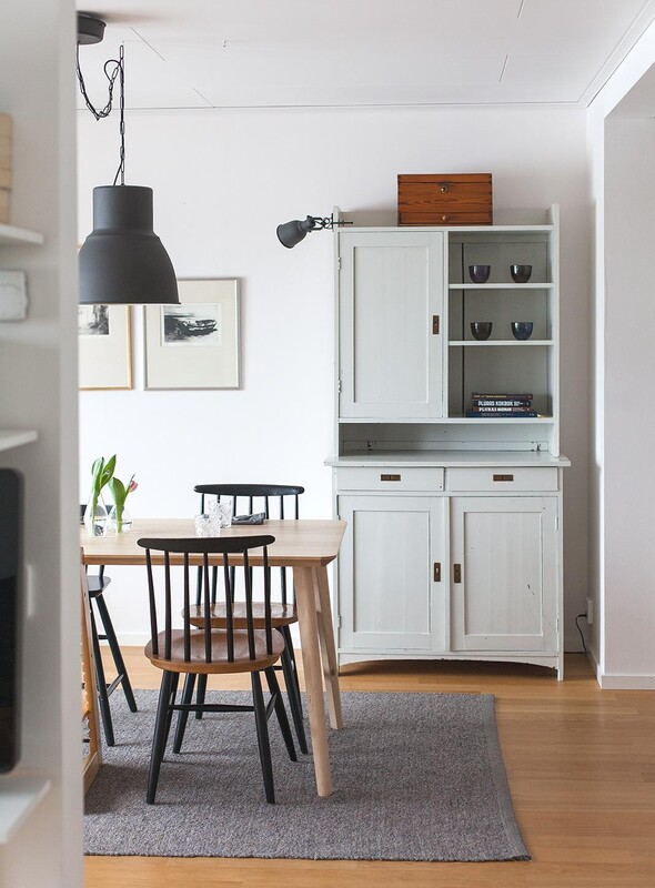 Vy från del av vardagsrum mot matplats