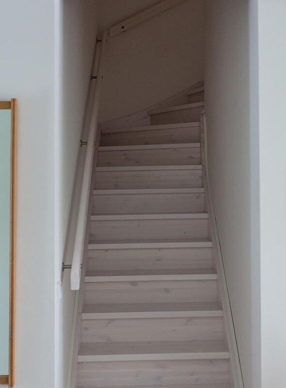 En trappa leder upp till övre plan