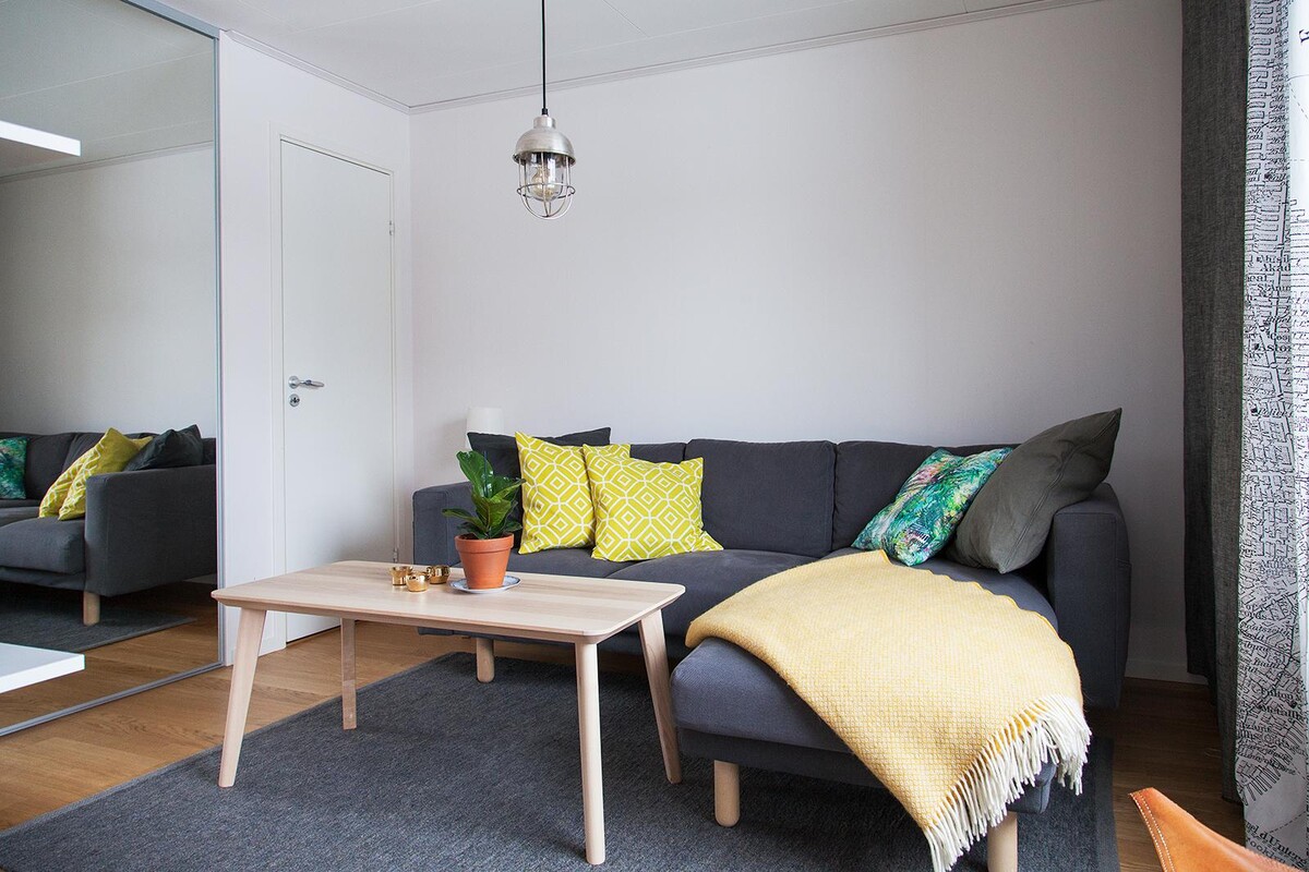 Del av vardagsrum. Härifrån når man bostadens klädkammare