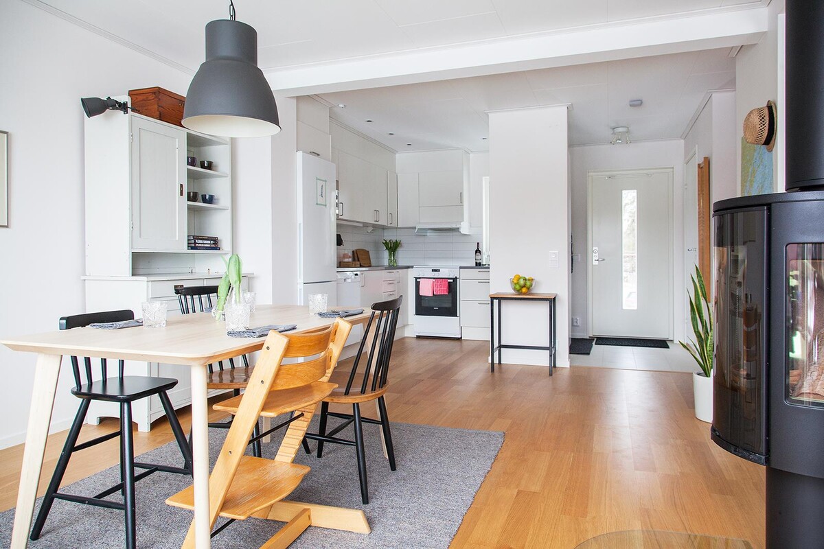 Vy från del av vardagsrum mot matplats