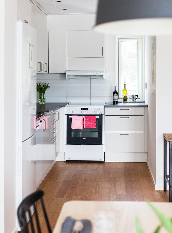 Kök med öppen planlösning mot matplats och vardagsrum