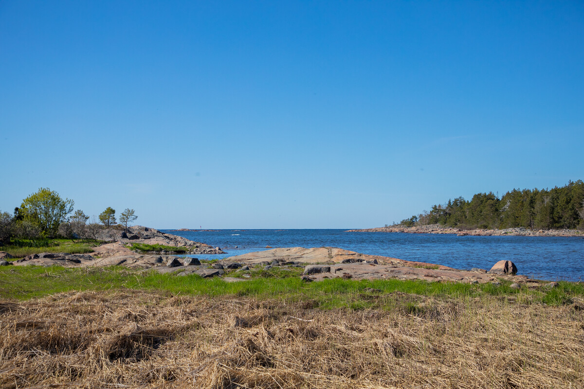 Naturskön vik på promenadavstånd