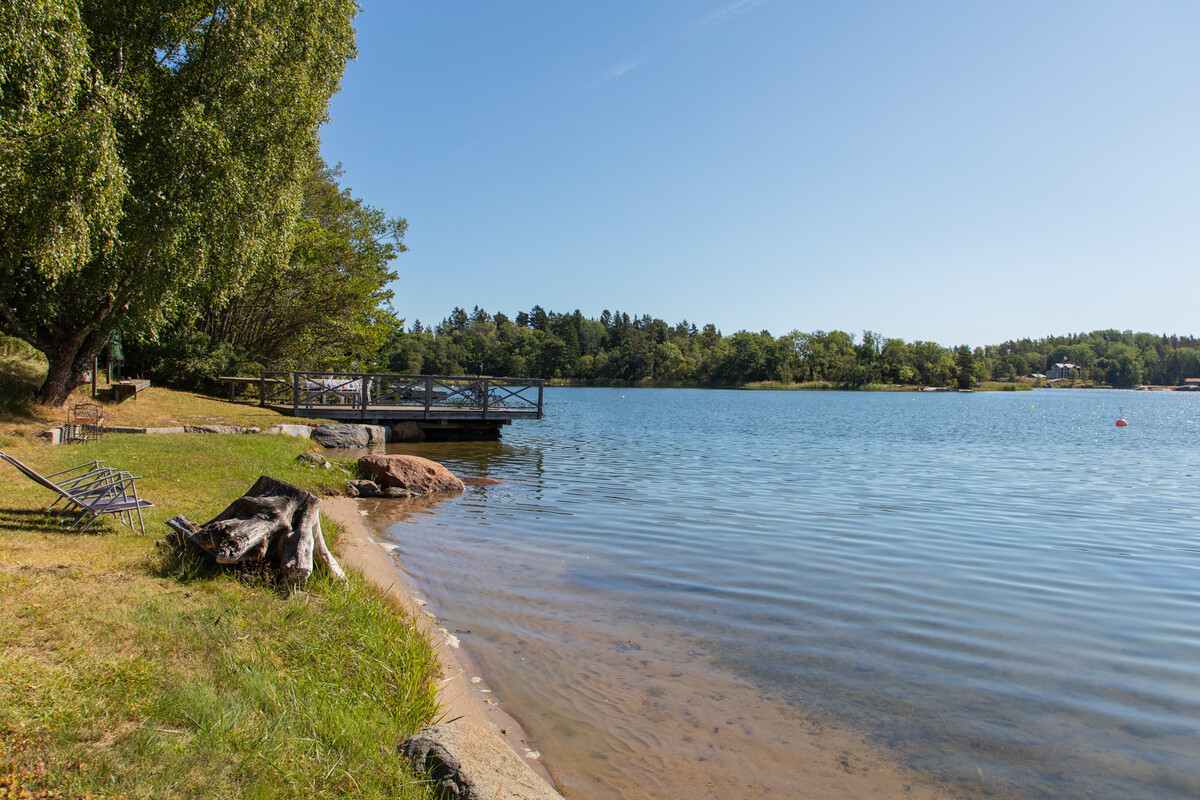 Liten strand mot bryggdäck