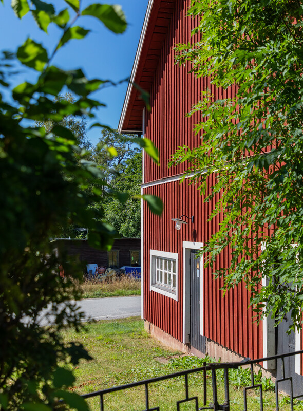 Gavel lada med ingång till snickarbod/verkstad