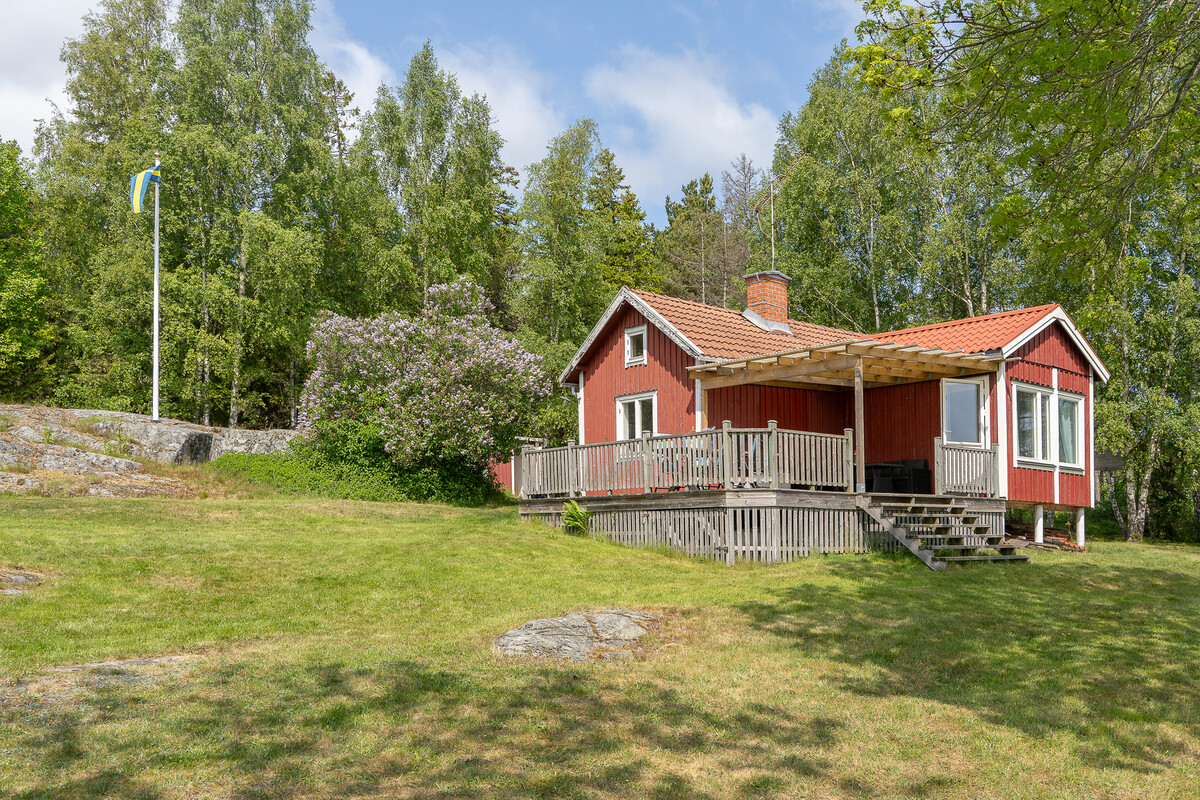 Huset med altan intill vattnet