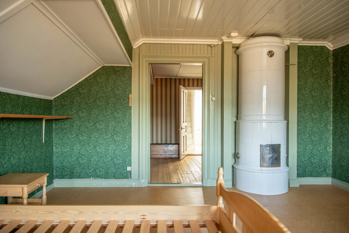 Sovrum med kakelugn (ej provtryckt)