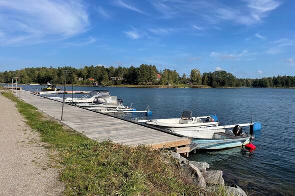 Brygga för Waxholmsbåt och egen båtplats