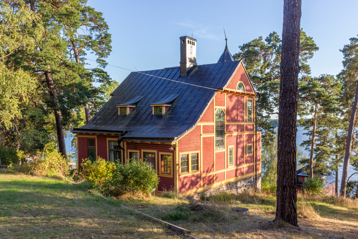 Två entréer från baksidan