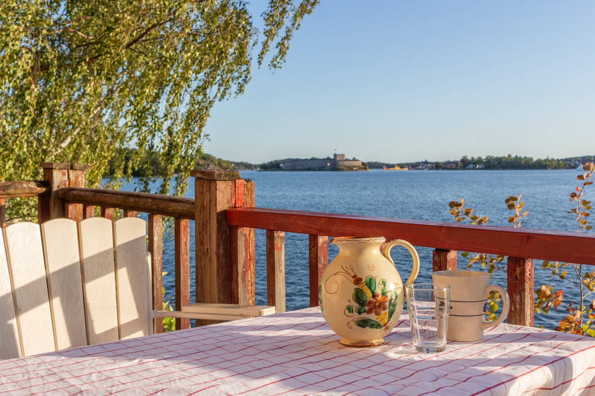 Balkong med vy från gästhus