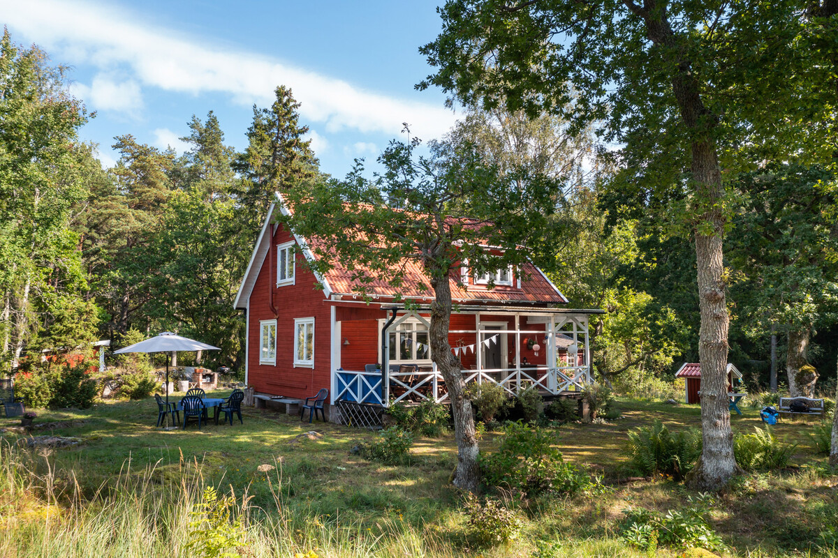 Huvudbyggnad med sjöutsikt