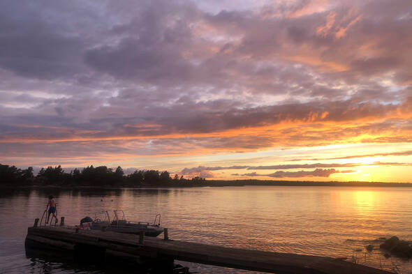 Solnedgång över fjärden