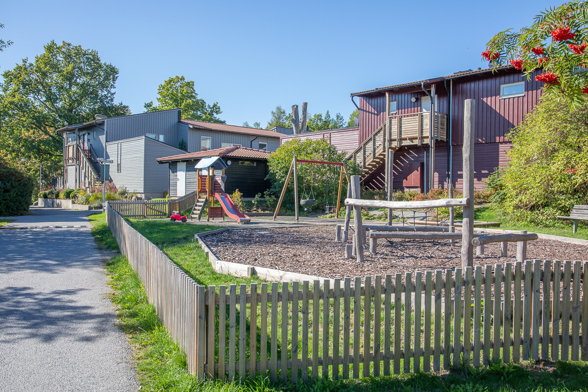 En av flera lekplatser i området