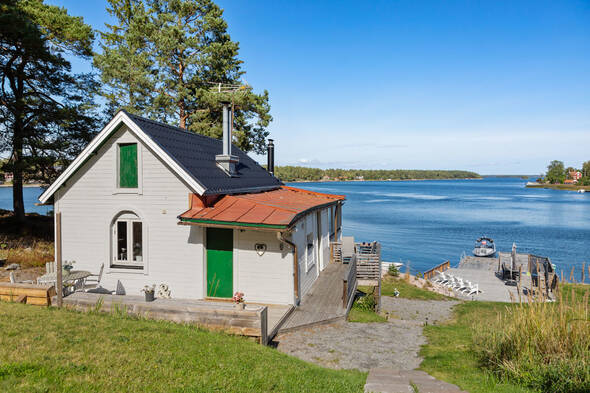 Huvudbyggnaden är isolerad och har nya fönster