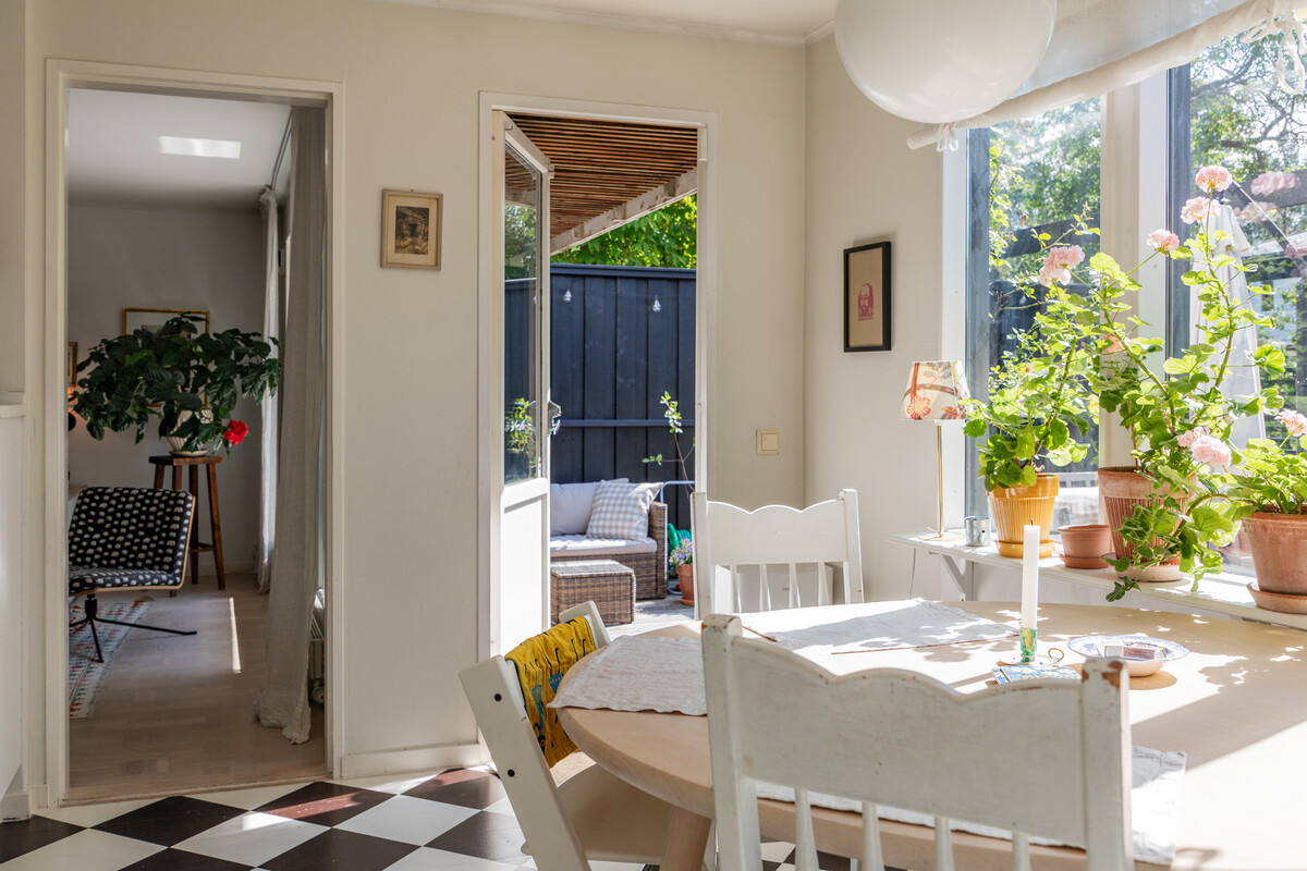 Kök med matplats och utgång till trädgården